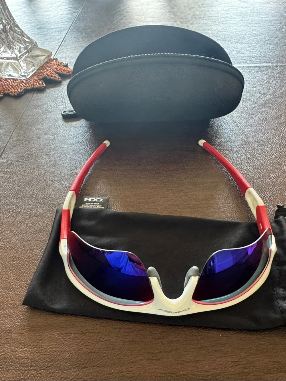 Oakley FLAK Boy’s White/Red Frame Sunglasses with blue Mirrored Lenses